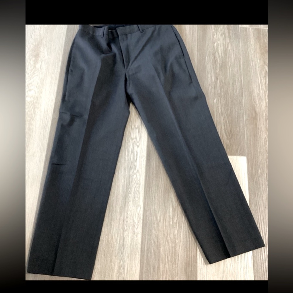Banana Republic Men’s 100% Wool Dress Pants. Color Dark Gray. Size 32/30.